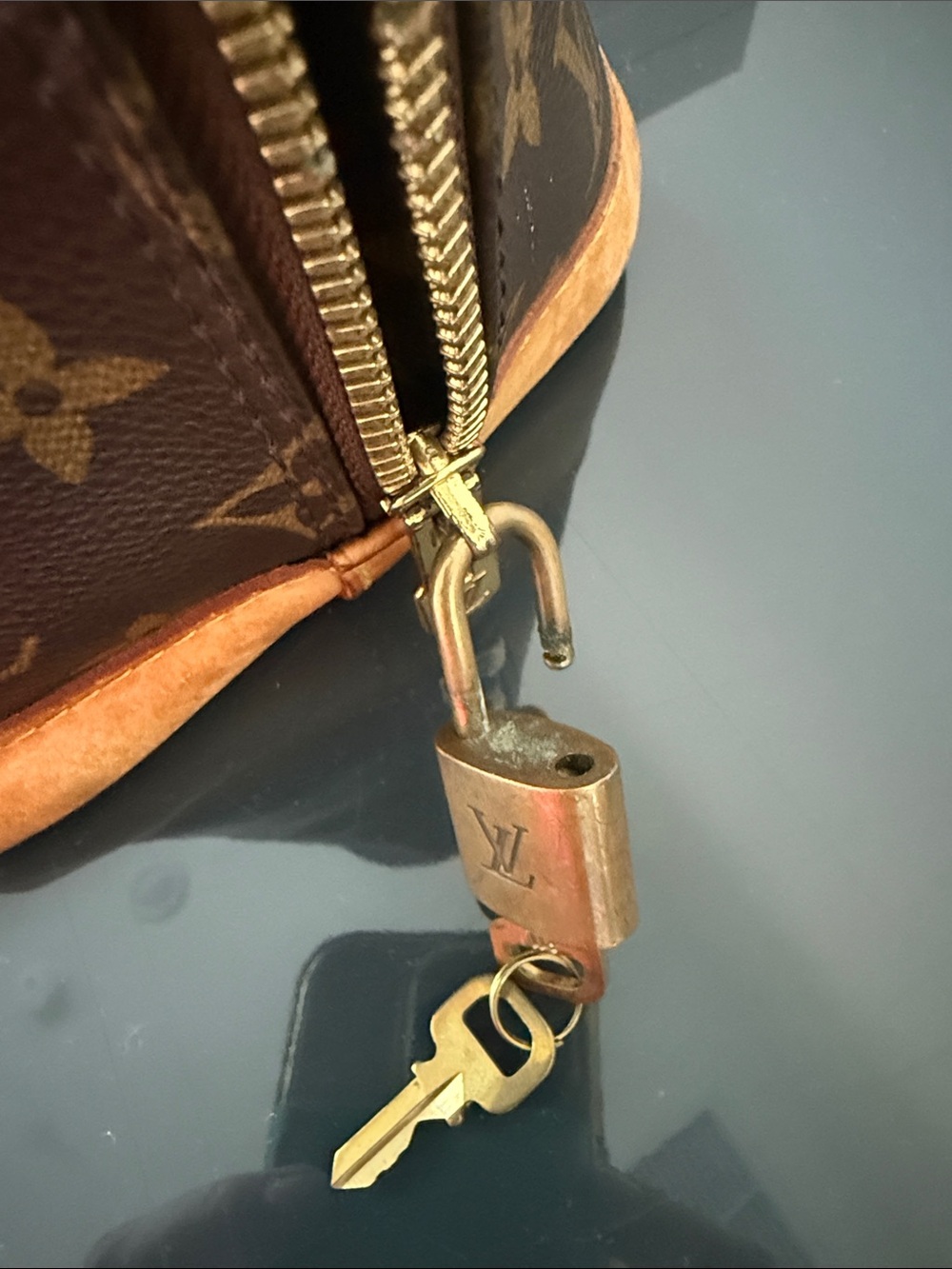 Louis Vuitton Alma MM - Picture 13 of 13